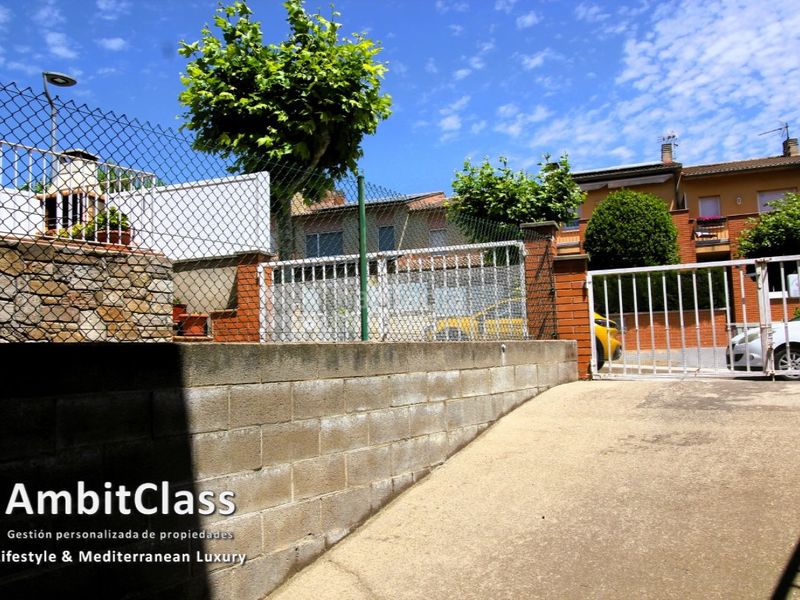 Foto b0138679-fa8c-45c3-89cb-6e01bbe420c8. Casa adossada amb calefacció aparcament a Centelles