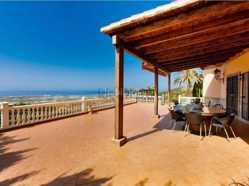Foto c6294eb1-f775-4896-8f06-ce785152356e. Chalet la vivienda de tus sueños está en venta en Motril