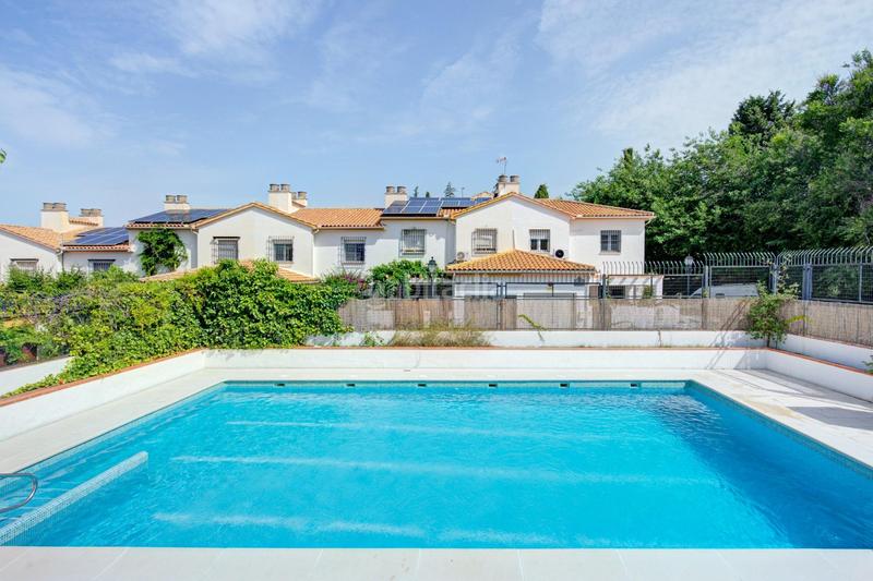 Foto f2de1edf-b76d-4789-b0da-a13d502bc789. Casa adossada amb calefacció aparcament piscina a Granada