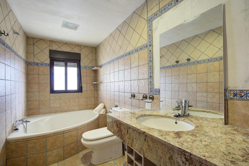 Foto 47993948-46ff-456b-8162-8a264ab859b8. Casa adossada amb aparcament a Atarfe