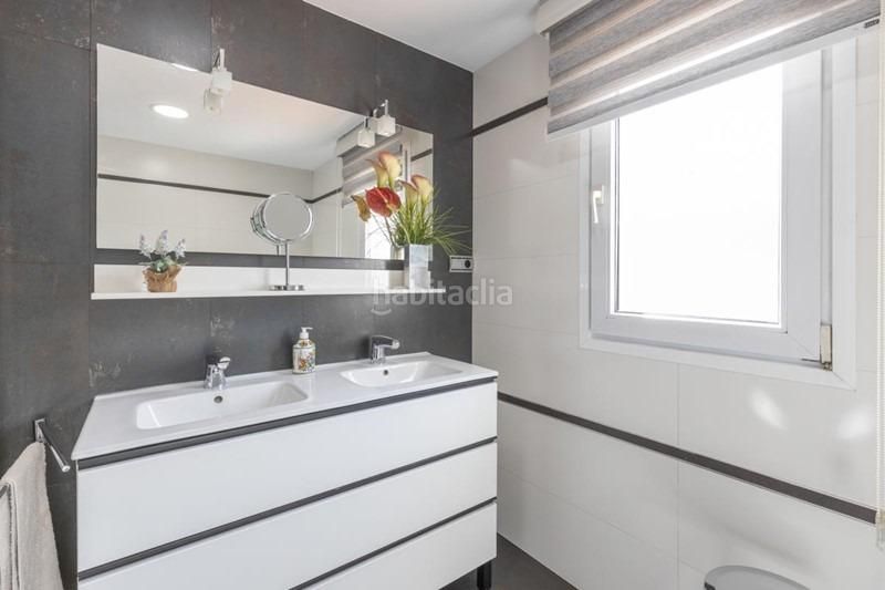 Foto dc7ccdff-161d-4e53-ab25-d9a1ab2e74da. Casa adossada amb aparcament a Maracena