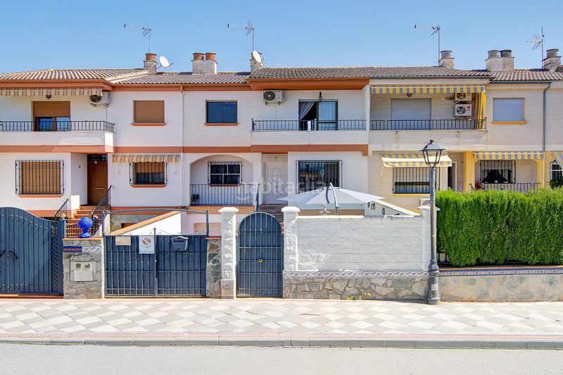 Foto 8071fb6b-69db-4993-ae30-ac49c9f4b0b5. Casa adossada amb aparcament a Atarfe