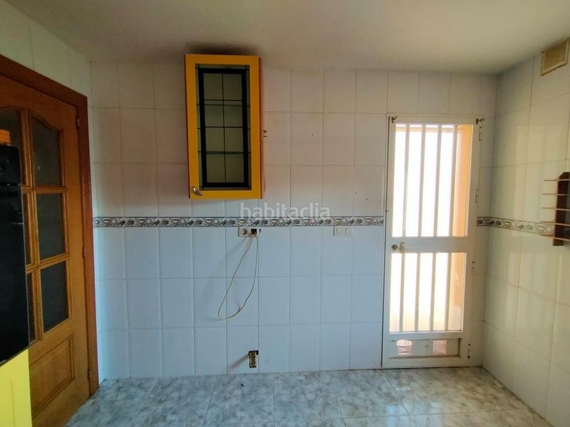 Foto f98452a8-a7dc-4ed7-8fb7-4d481ea32f00. Casa adossada amb aparcament a Híjar Gabias (Las)