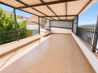 Casa  Calle baja. Una casa para vivirla, no para quedarse sin espacio en lachar