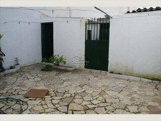 Casa adossada a La Calzada. Casa de dos plantas en zona la calzada. en la planta baja cuenta
