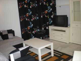 Pis a Poleares. Piso en zona juego de pelota. cuenta con salóncomedor con balcón