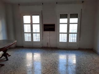 Pis a Centro. Piso en zona centro, muy cerca de la plaza nueva. dispone de rec