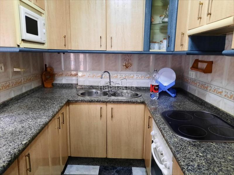 Foto 9a89e625-a8a0-416c-a7e5-d03fb23bbc22. Piso  en zona calle cabrillana. cuenta con recibidor, un espacioso y luminoso salóncomedor, cocina amueblada, lavadero, cuarto de b en Lucena
