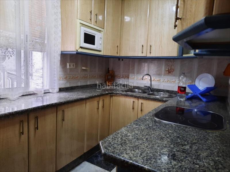 Foto b3e03359-58f2-44eb-ae50-7b31cf1cafc0. Piso  en zona calle cabrillana. cuenta con recibidor, un espacioso y luminoso salóncomedor, cocina amueblada, lavadero, cuarto de b en Lucena