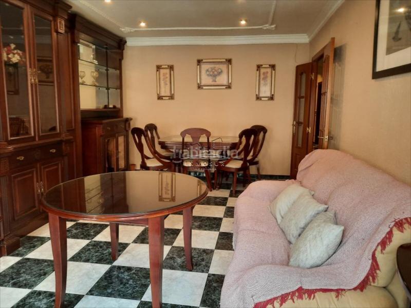 Foto f569277d-2b5f-43ae-a098-02b0ab3dffd7. Piso  en zona calle cabrillana. cuenta con recibidor, un espacioso y luminoso salóncomedor, cocina amueblada, lavadero, cuarto de b en Lucena