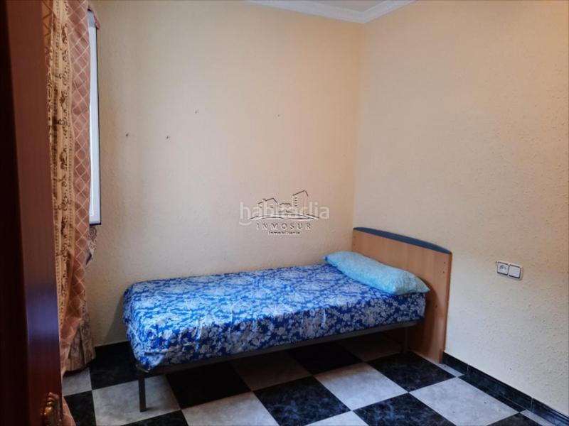 Foto fad29e24-2c16-48c9-957f-67f1673dd365. Piso  en zona calle cabrillana. cuenta con recibidor, un espacioso y luminoso salóncomedor, cocina amueblada, lavadero, cuarto de b en Lucena