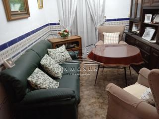 Casa adosada en Centro. Casa en zona catalina marín. dispone de una parcela de 121 m2. y