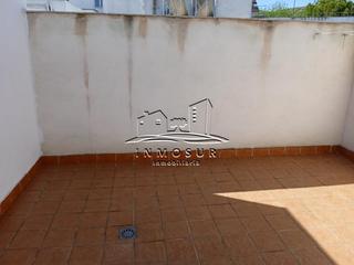 Pis a Centro. Piso en planta baja en zona semicentro. cuenta con recibidor, sa