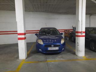 Parking coche en Centro. Parking en zona calle coso con capacidad para un coche mediano.