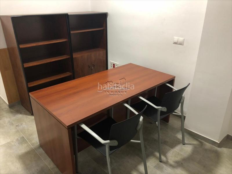 Foto 9405f9d1-3b36-4cb9-9c83-8779de3c4727. Alquiler oficina local comercial, ideal para oficina, con una superficie de 39 m2. cuenta con recibidor, dos despachos, archivador y aseo. amueblad en Lucena