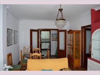 Pis a Centro. Piso céntrico con salóncomedor, cocina amueblada, tres dormitori
