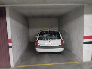 Parking coche en Poleares. Cochera cerrada en zona juego de pelota con capacidad para un co
