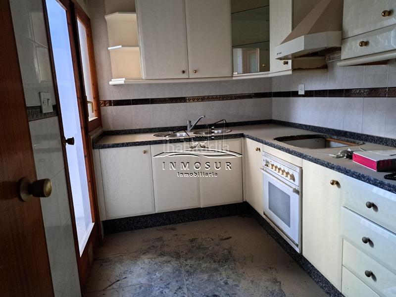 Foto f851ac3d-e463-4a39-9094-fe1fe3b62116. Piso en San Francisco piso muy céntrico en zona calle San Francisco. cuenta con recibidor, un espacioso salóncomedor con dos balcones a la calle, cocina en Lucena