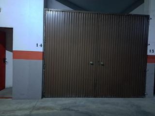 Parking coche en Centro. Cochera cerrada en calle molino con capacidad para dos motos o c