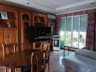 Maison à San Francisco. Casa en zona jardín lucena. la vivienda cuenta con un parcela de
