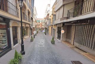 Lloguer Local Comercial a Centro. Local comercial en zona calle alcaide. cuenta con una superficie