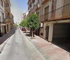 Parking coche en Las Tinajerías - Juderías. Cochera cerrada en calle santiago. cuenta con una superficie de