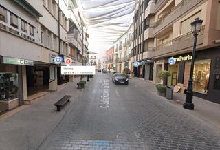 Lloguer Local Comercial a Centro. Local en zona calle las torres, en la zona más comercial y trans