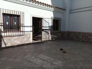 Casa adossada a El Carmen - La Barrera. Casa en zona poleares. cuenta con una superficie de parcela de 1