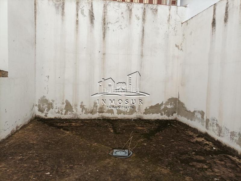 Foto eb17da99-90cb-4eb1-a6af-27b37e0999fe. Local comercial  en zona los polares. cuenta con una superficie construida de 218 m2. dispone de un sótano de 121 m2. y una planta en Lucena