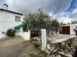Maison jumelée à Rute. Cortijo en zona poleares. cuenta con una parcela de 5200 m2. y u