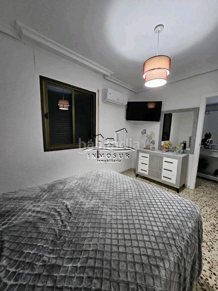 Foto 050144ff-1186-4723-8607-fe871a7b3953. Piso  en zona santiago. cuenta con recibidor, amplio salóncomedor con dos balcones a la calle, cocina con despensa, lavadero, aseo, en Lucena