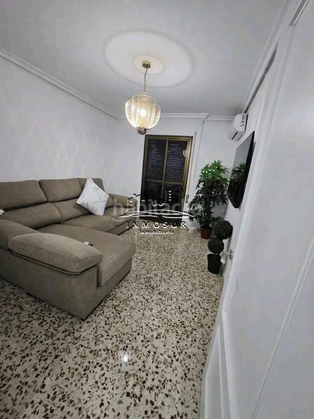 Foto 089e4549-7b09-4024-8f68-a767b9caee59. Piso  en zona santiago. cuenta con recibidor, amplio salóncomedor con dos balcones a la calle, cocina con despensa, lavadero, aseo, en Lucena