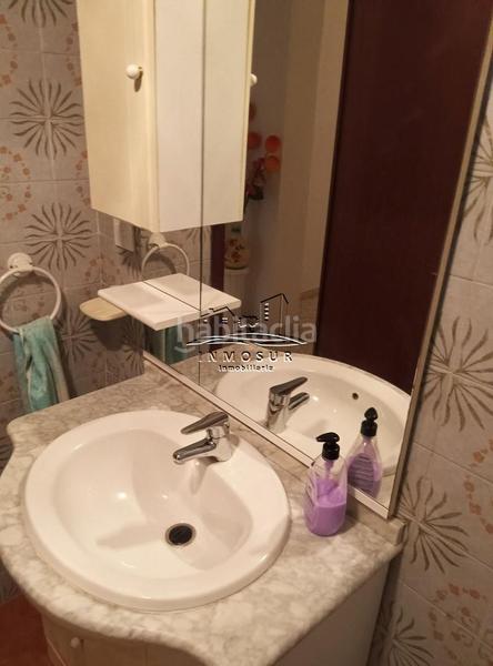 Foto 0f35438b-e27f-411e-990b-a3ac60c342b6. Piso  en zona santiago. cuenta con recibidor, amplio salóncomedor con dos balcones a la calle, cocina con despensa, lavadero, aseo, en Lucena