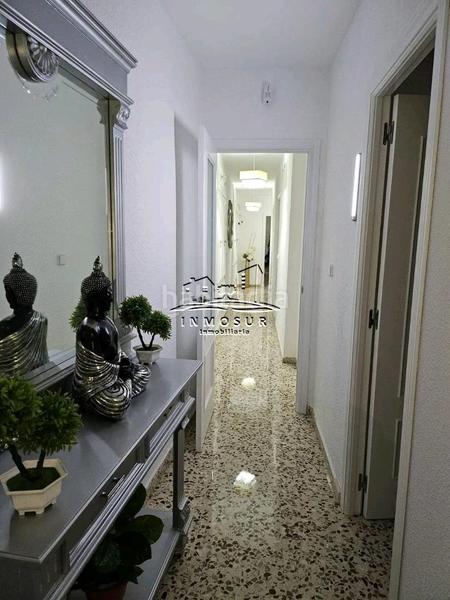 Foto 35012b68-b74a-4257-8fbf-e070e891d45e. Piso  en zona santiago. cuenta con recibidor, amplio salóncomedor con dos balcones a la calle, cocina con despensa, lavadero, aseo, en Lucena
