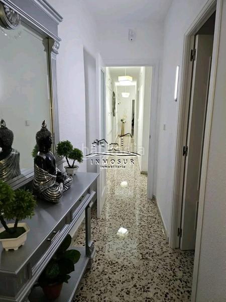 Foto 43f7a532-9b65-421d-9352-ec6d8224db17. Piso  en zona santiago. cuenta con recibidor, amplio salóncomedor con dos balcones a la calle, cocina con despensa, lavadero, aseo, en Lucena