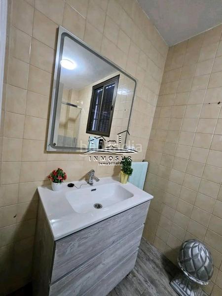 Foto 622f6b06-8443-4ddf-b8ec-87438083b986. Piso  en zona santiago. cuenta con recibidor, amplio salóncomedor con dos balcones a la calle, cocina con despensa, lavadero, aseo, en Lucena