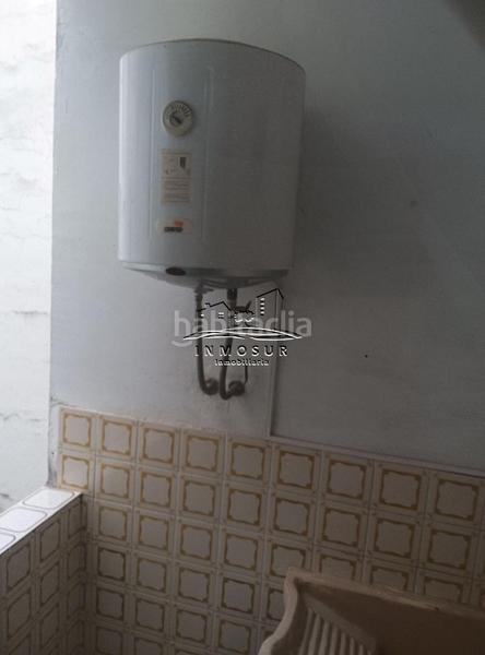 Foto 66af5118-a7c8-4687-a913-523e4a29a746. Piso  en zona santiago. cuenta con recibidor, amplio salóncomedor con dos balcones a la calle, cocina con despensa, lavadero, aseo, en Lucena