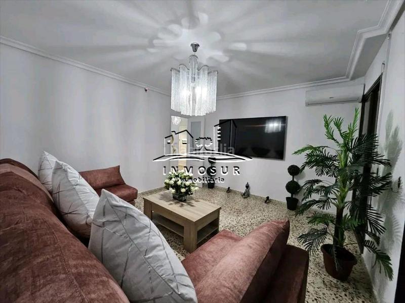 Foto 83d4cff9-bed3-4e26-8c55-38f08df40a80. Piso  en zona santiago. cuenta con recibidor, amplio salóncomedor con dos balcones a la calle, cocina con despensa, lavadero, aseo, en Lucena
