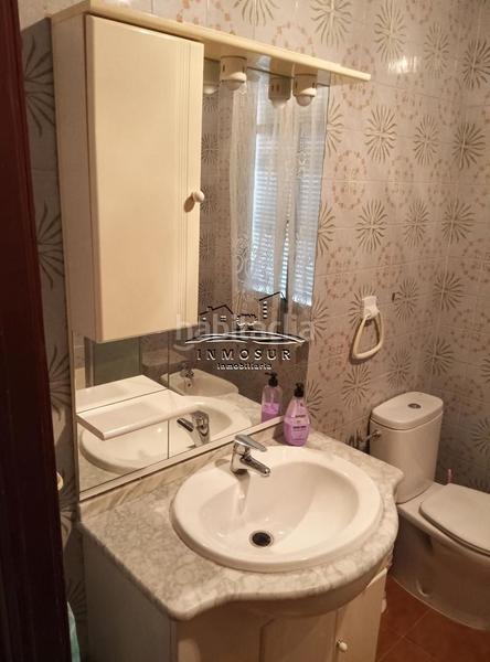 Foto 8d576793-3aa9-4ff3-9443-6118955d0536. Piso  en zona santiago. cuenta con recibidor, amplio salóncomedor con dos balcones a la calle, cocina con despensa, lavadero, aseo, en Lucena