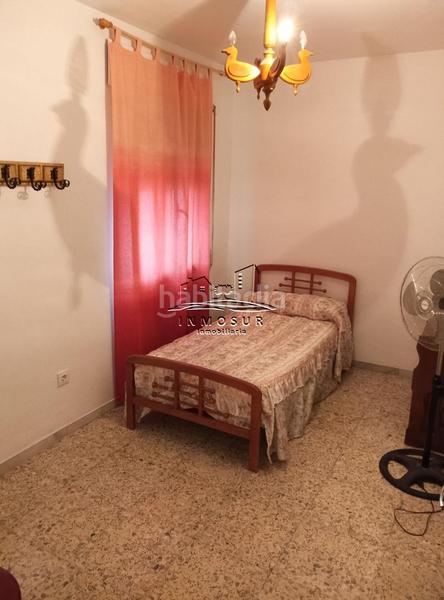 Foto 92fdba67-facd-4ca6-8f18-5382f85699e1. Piso  en zona santiago. cuenta con recibidor, amplio salóncomedor con dos balcones a la calle, cocina con despensa, lavadero, aseo, en Lucena
