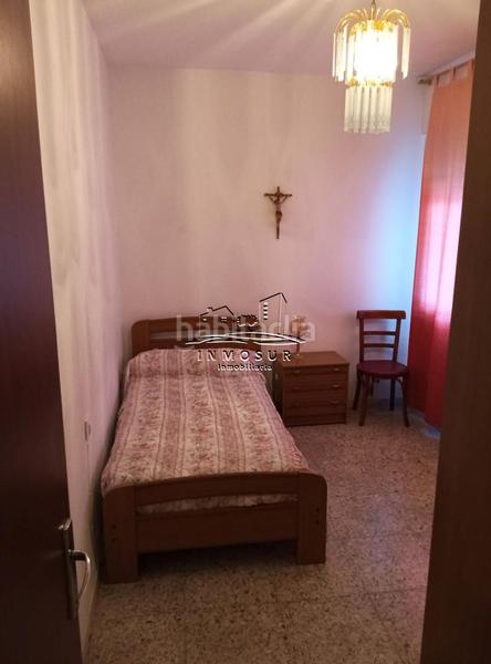 Foto 958db064-e81b-4782-9f59-af02b7607259. Piso  en zona santiago. cuenta con recibidor, amplio salóncomedor con dos balcones a la calle, cocina con despensa, lavadero, aseo, en Lucena