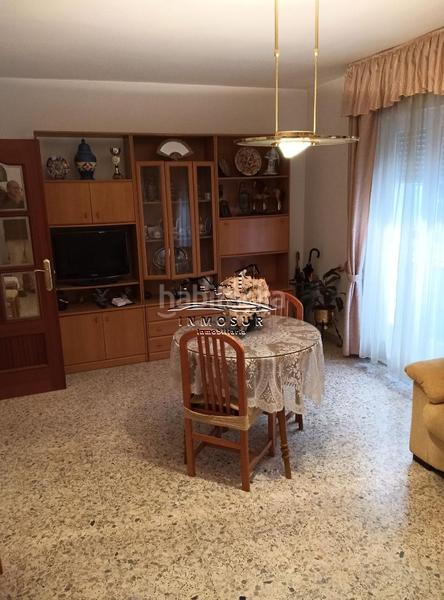 Foto 999374fd-56ee-4807-ae88-a3eae99855fe. Piso  en zona santiago. cuenta con recibidor, amplio salóncomedor con dos balcones a la calle, cocina con despensa, lavadero, aseo, en Lucena