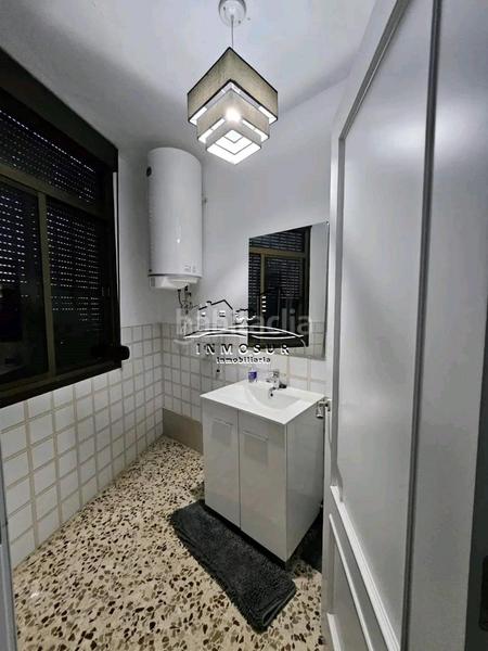 Foto 9c76216b-e12a-4407-9ee8-c6057bbedd68. Piso  en zona santiago. cuenta con recibidor, amplio salóncomedor con dos balcones a la calle, cocina con despensa, lavadero, aseo, en Lucena