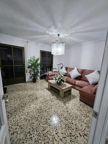 Foto a9dac6ac-1f41-4f5c-99b4-7731edaad0f5. Piso  en zona santiago. cuenta con recibidor, amplio salóncomedor con dos balcones a la calle, cocina con despensa, lavadero, aseo, en Lucena