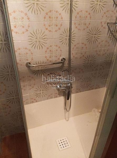 Foto bc0b0b16-67d5-4e0d-a0c5-9c97f8e764e4. Piso  en zona santiago. cuenta con recibidor, amplio salóncomedor con dos balcones a la calle, cocina con despensa, lavadero, aseo, en Lucena