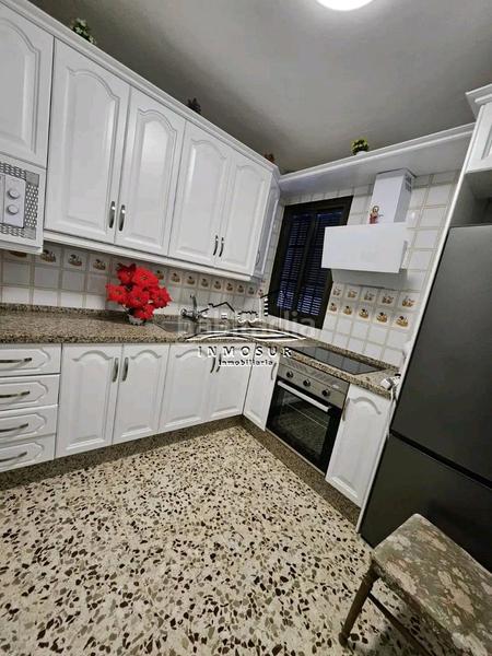 Foto c113aaa6-843f-4a1b-80b3-24115cd97a8a. Piso  en zona santiago. cuenta con recibidor, amplio salóncomedor con dos balcones a la calle, cocina con despensa, lavadero, aseo, en Lucena