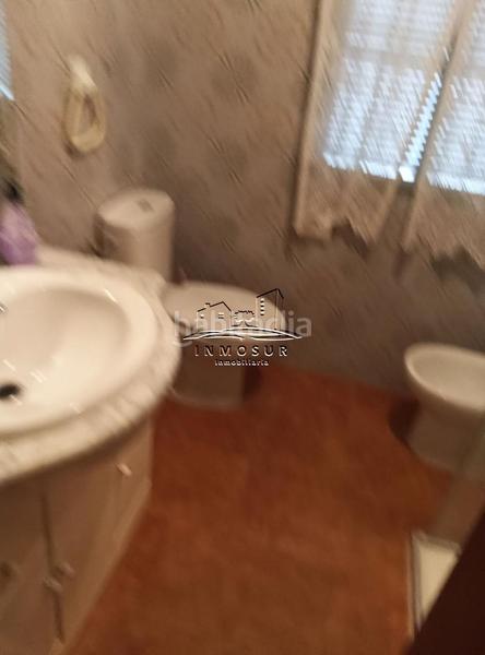 Foto c2c3d631-b20a-4a4d-9605-ee78aa94382e. Piso  en zona santiago. cuenta con recibidor, amplio salóncomedor con dos balcones a la calle, cocina con despensa, lavadero, aseo, en Lucena