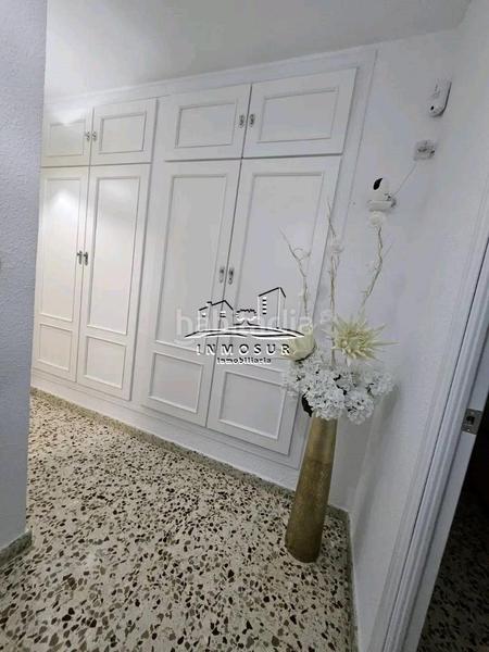 Foto c6d494b4-224a-433f-a720-9060514f04e7. Piso  en zona santiago. cuenta con recibidor, amplio salóncomedor con dos balcones a la calle, cocina con despensa, lavadero, aseo, en Lucena