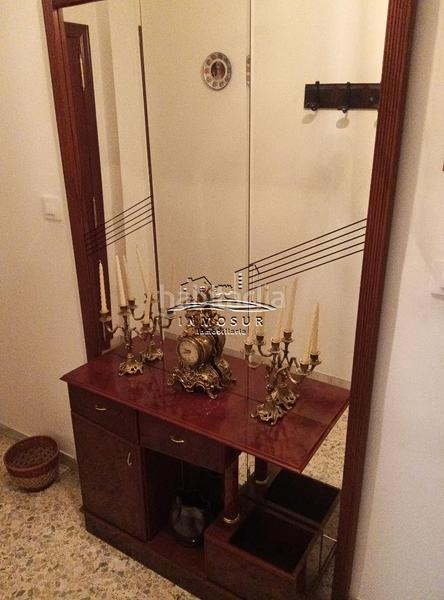 Foto d06e6aae-a6ba-43e1-9bbd-41bfe900ac92. Piso  en zona santiago. cuenta con recibidor, amplio salóncomedor con dos balcones a la calle, cocina con despensa, lavadero, aseo, en Lucena