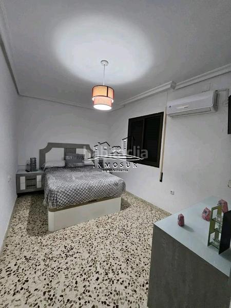 Foto f3c5396b-5451-41f0-8f21-469ab7147ff1. Piso  en zona santiago. cuenta con recibidor, amplio salóncomedor con dos balcones a la calle, cocina con despensa, lavadero, aseo, en Lucena